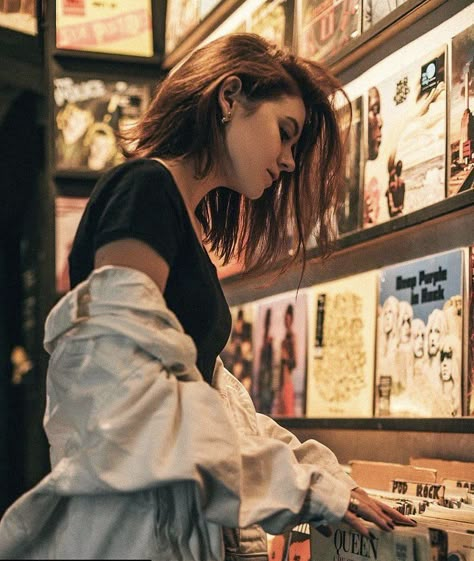 Music Store Photoshoot, Record Store Photoshoot, Store Photoshoot, Vinyl Aesthetic, 사진 촬영 포즈, Photography Challenge, Record Shop, Human Poses Reference, Human Poses