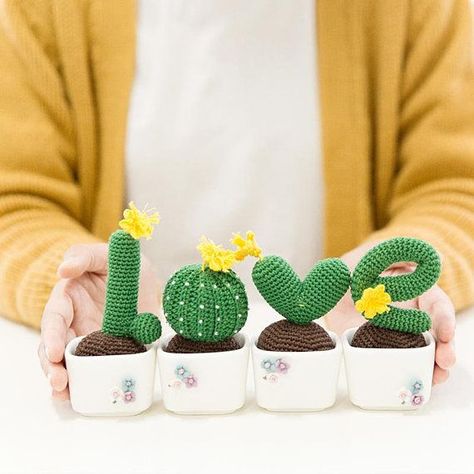 Lucky Love Letters Cactus ... Get the Crochet Pattern #crochet #cactus #crochetpattern #amigurumi #love Crochet Puff Flower, Letter Love, Crochet Hack, Crochet Cactus, Pola Amigurumi, Easy Crochet Projects, Crochet Plant, Crochet Vintage, Crochet Flower Patterns