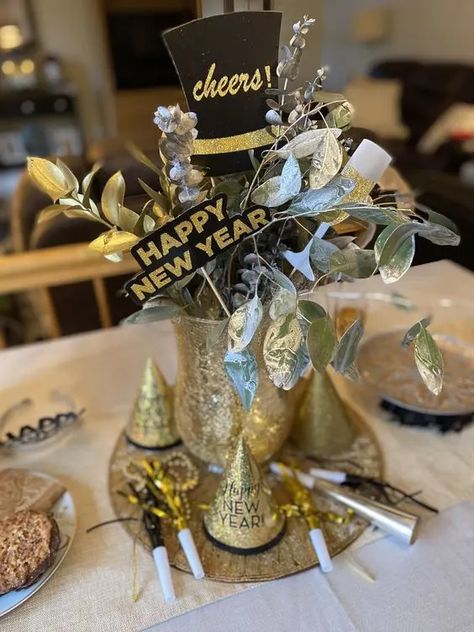 50+ Cheap and Easy New Years Eve Centerpiece Ideas To Make - HubPages Diy New Year’s Eve Decorations, New Years Eve Centerpiece, New Year Eve Party Ideas, Happy New Year Eve, New Years Eve Party Ideas, Nye Decorations, Black And Gold Balloons, Dollar Store Christmas Crafts, New Year Table