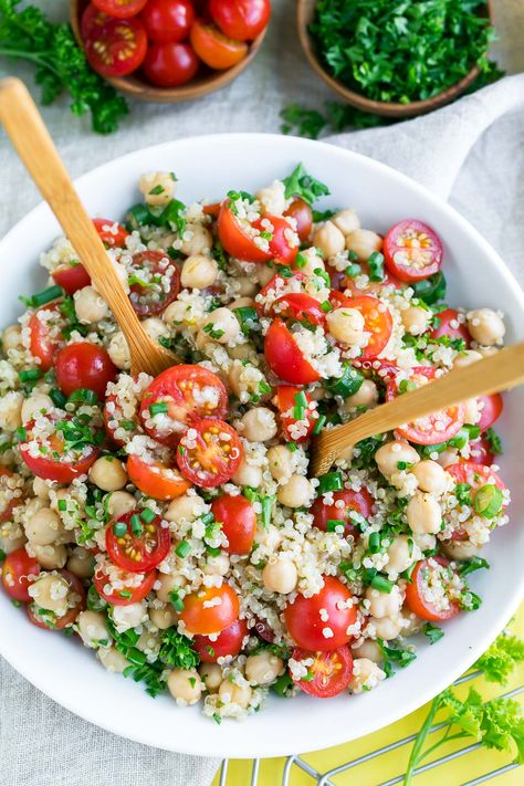 This Tomato Quinoa Salad is fast, flavorful, and easily made in advance, meal prep style, for speedy lunches and sides for work, school, or home! Vegan + GF Tomato Quinoa Salad, Salad Quinoa, Vegan Protein Recipes, Quinoa Salat, Plats Healthy, High Protein Vegan Recipes, Resep Salad, Vegan Salad Recipes, Quinoa Salad Recipes