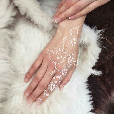 White Henna Tattoo, Diy Rhinestone Nails, Henna Kit, Henna Nails, Pen Tattoo, White Henna, Muslim Wedding Dresses, Old Tattoos, White Gel Pen