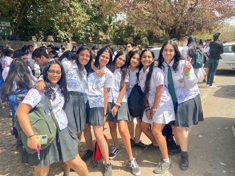 Indian School Farewell, Indian School Farewell Aesthetic, Indian School Aesthetic, Farewell Aesthetic, School Farewell, Flora Saini, Senior Szn, Friendship Photography, School Dresses