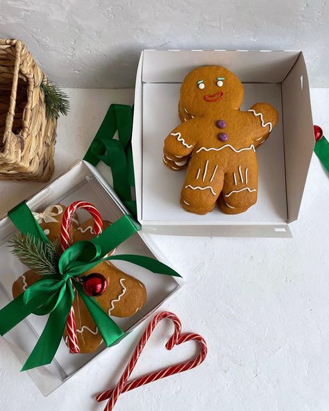 Homemade Christmas Cake, Boutique Patisserie, Christmas Cookies Packaging, Xmas Cookie, New Year's Desserts, Christmas Pastries, Christmas Cake Designs, Xmas Cake, Christmas Sweets