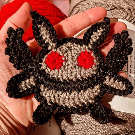 Between getting sick, my birthday and work I haven't posted much the last week... So, here's a little mothman applique to feed the rhythm. No, I don't have a pattern for him (yet). I am so far behind everything I had planned to finish last week, but I'll get there eventually 🙈🙈🙈 #crochet #mothman #crochetappliques Crochet Mothman, Head Crochet, Pyramid Head, Crocheting Projects, Crochet Applique, A Pattern, Crochet Ideas, My Birthday, Pyramid