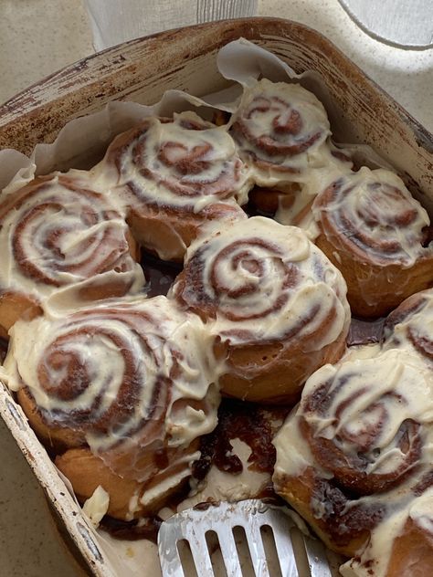 Cinnamon Rolls Autumn, Cinamoroll Recipe, Cinamoroll Aesthetic, Cinnamon Roll Aesthetic, Cinnamon Rolls Aesthetic, Halloween Breakfast, Deilig Mat, Fall Baking, Food Obsession