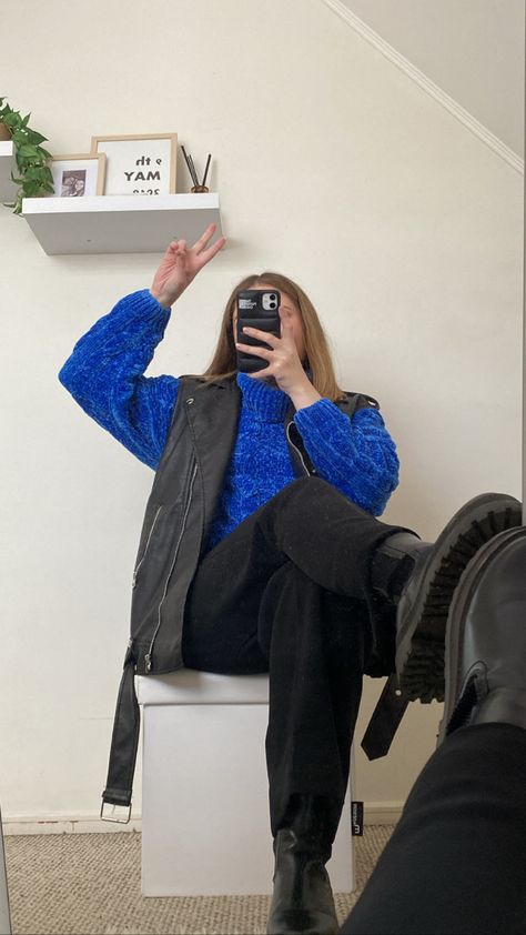 Electric Blue And Black Outfit, Black And Blue Outfit Aesthetic, Blue Beanie Outfit, Blue Black Outfit, Beanie Outfit Aesthetic, Blue And Black Outfit, Lany Concert, White Denim Outfit, Royal Blue Outfits