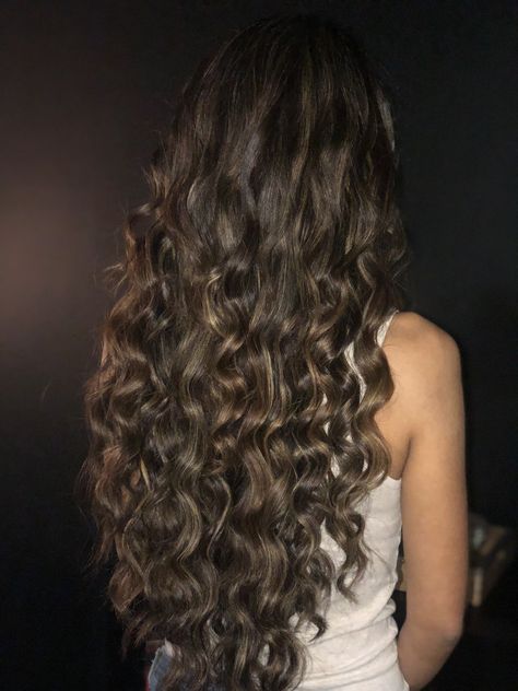 2c Haircuts Long, Pelo Ondulado Natural, Peinados Fáciles Para Cabello Corto, Hair Stylies, Wavy Curly Hair, Curly Hair Inspiration, Hair Envy, Long Curly Hair, Dream Hair