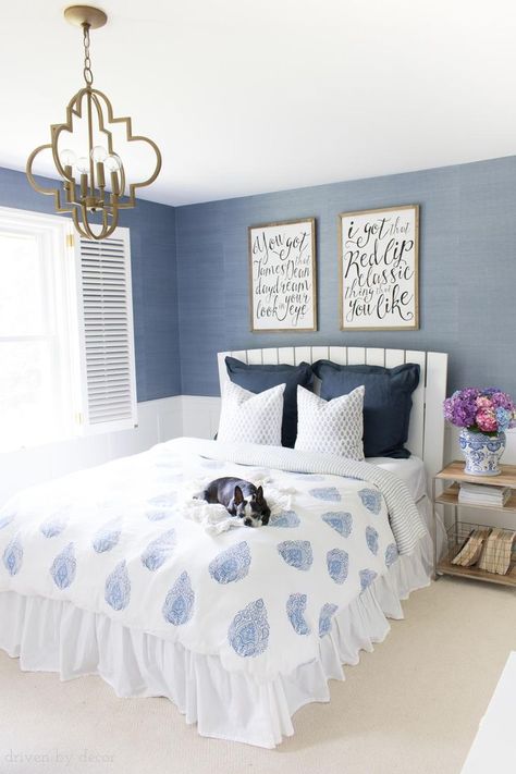 Blue and white bedroom with grasscloth walls, hand blocked duvet, and gold pendant chandelier Rearranging Bedroom, Girls Room Paint Colors, Blue And Gold Bedroom, Princess Room Decor, Pinterest Cute, Chic Living Room Decor, Sitting Room Decor, Blue Living Room Decor