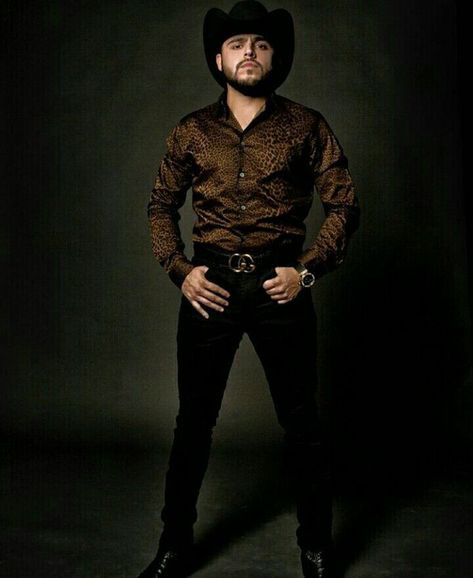 Narco Outfit Men, Buchón Party, Vaquero Outfit Mexican Men, Country Outfits Men, Cowboy Outfit For Men, Cowboy Clothing, Boho Cowboy, Bald Men Style, Cheetah Print Shirts