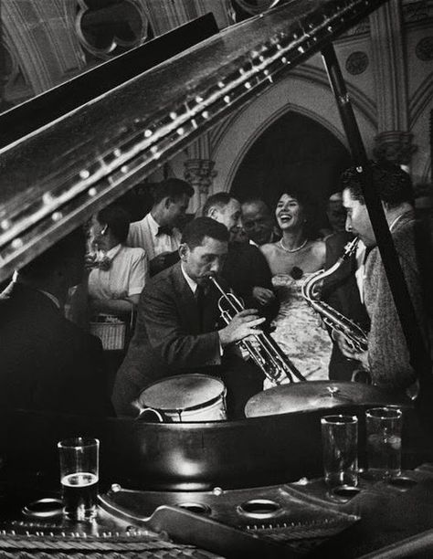 Newport, Rhode Island, 1954 by Elliott Erwitt Elliott Erwitt Photography, Arte Jazz, Elliott Erwitt, Jazz Bar, Robert Frank, Steve Mccurry, Martin Parr, Henri Cartier Bresson, Robert Doisneau