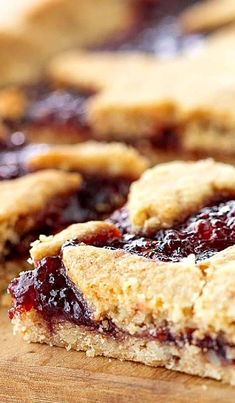 German Tart Recipe, Raspberry Pastries, Linzer Torte Recipe, Picnic Dessert, Bienenstich Recipe, Linzer Tart, Raspberry Torte, Picnic Desserts, Almond Pastry