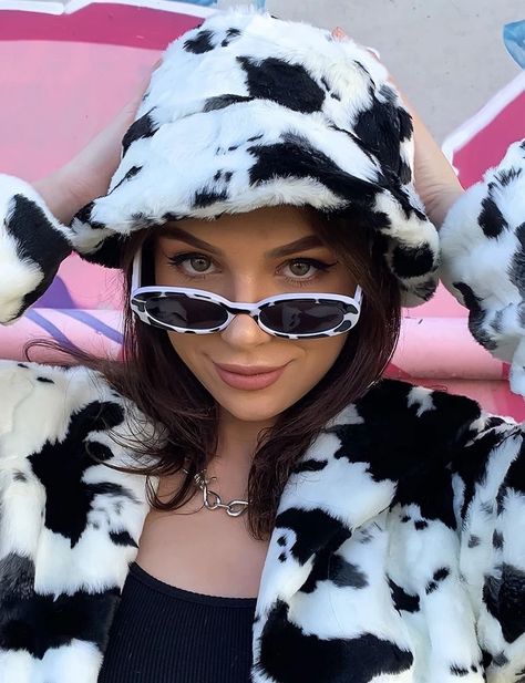 Mujeres Tattoo, Cow Outfits, Dog Hat, Outfits With Hats, Party Hat, Streetwear Y2k, Mirrored Sunglasses Women, Up Girl, Cow Print