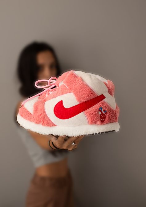 PINK SNEAKER SLIPPERS - GET YOURS! Our sneaker slippers are a love story that keeps on winning hearts every day. #slippers #jordan #nike #trend #shoes #fresh #sneakers #cool #rap #basketball #air #flaffy #warm #cozy #lovely #instagram #gift #christmas #pink #ben&jerrys #cute #winter #plush #bigslippers #waman #men #kids #sale #valentine #valentinesday #love Slippers Jordan, Bday Stuff, Hair Roblox, Fluffy Shoes, Trend Shoes, Black Hair Roblox, Trend 2024, Fresh Sneakers, Christmas Pink