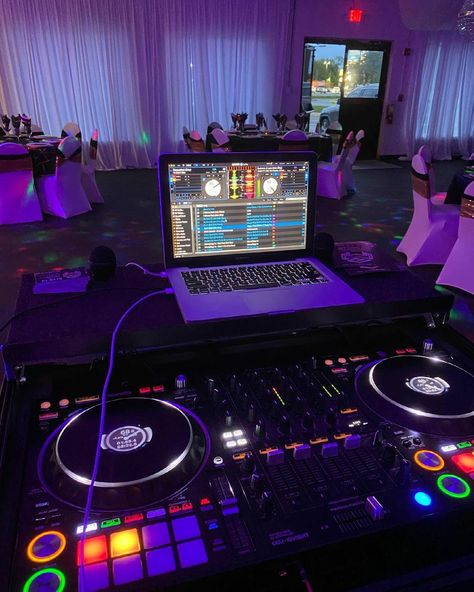 Dj Table Dj Setup, Djing Party, Edc Mexico, Dj Music Video, Dj Decks, Dj Table, Dj Sound, Nightclub Design, Japan Tattoo Design