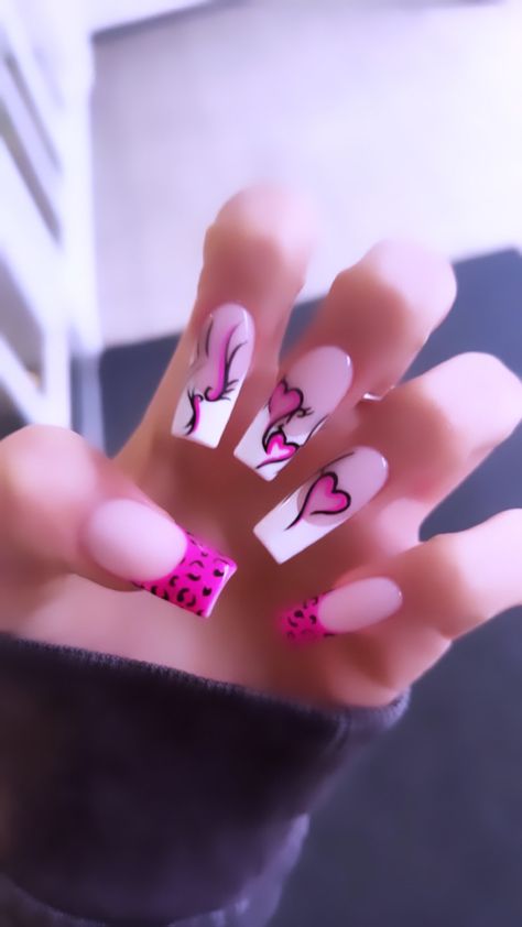 Y2k Snooki Nails, Simple 2000s Nails, Trashy Y2k Nails Short, Snooki Nails, Trashy Y2k Nails, Trashy Y2k Makeup, Trashy Nails, Nail Art Design 2023, Simple Elegant Nails