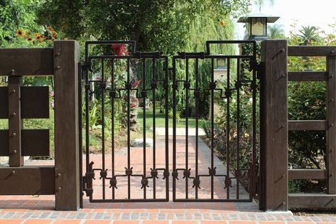 15 Welcome Simple Gate Design For Small House  Here are some of the best as well as simple gate design for small house as well as big houses that you need to check out and rather you can choose one for your home.   #Architecturesideas #SimpleGateDesignForSmallHouse Simple Gate Designs, Architectural Doors, Tor Design, Wrought Iron Garden Gates, Metal Garden Gates, Yard Gate, Iron Garden Gates, Gates And Railings, Wrought Iron Gate