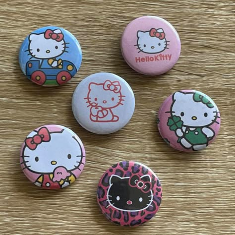 Hello Kitty Backpack Pins, Badges Aesthetic, Hello Kitty Diy, Cute Badges, Diy Hello Kitty, Hello Kitty Things, Punk Pins, Hello Kitty Aesthetic, Kitty Accessories