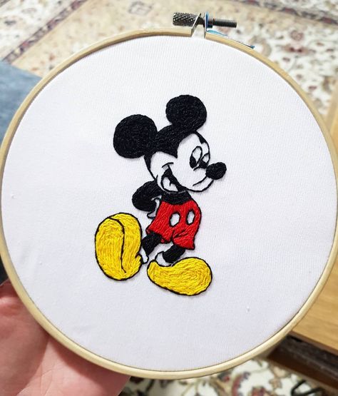 Mickey Mouse Hand Embroidery, Embroidery Jeans Diy, Needle Point, Jeans Diy, Disney Crafts, Book Projects, Disney Mickey Mouse, Needlepoint, Hand Embroidery