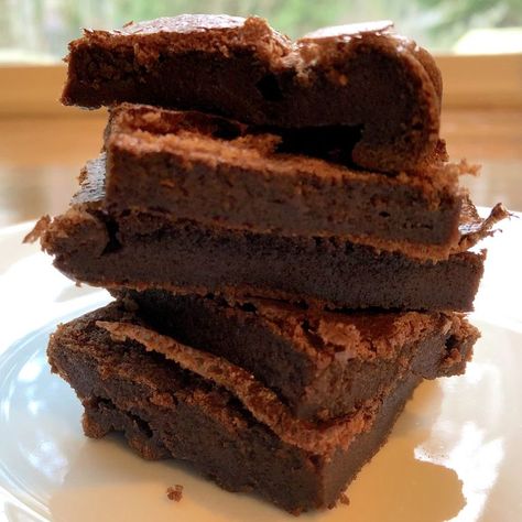 These Fudgy 2-Ingredient Brownies Are a Thing of Dessert Beauty Two Ingredient Desserts, 2 Ingredient Desserts, Flourless Brownies, Sweet Potato Brownies, Nutella Brownies, Gluten Free Brownies, Delicious Brownies, Brownie Recipe, Dessert Ingredients