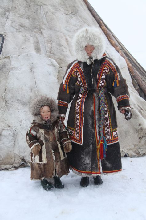 Mongolian Winter Clothing, Indigenous Winter Clothing, Traditional Inuit Clothing, Inuit Photography, Inuit Costume, Inuit Hairstyles, Siberian Clothing, Siberian Culture, Westerosi Fashion