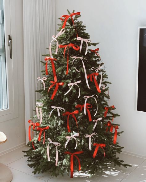 Holiday Inspiration: All Tied Up in a Bow, Part Two Bows On Chairs Christmas, Ribbon Bow On Christmas Tree, Satin Bow Christmas Tree, Bow Theme Christmas, Bow Xmas Tree, Bow Tie Christmas Tree, Red Bows Christmas Tree, Red Bows On Christmas Tree, Christmas Tree Ideas Bows