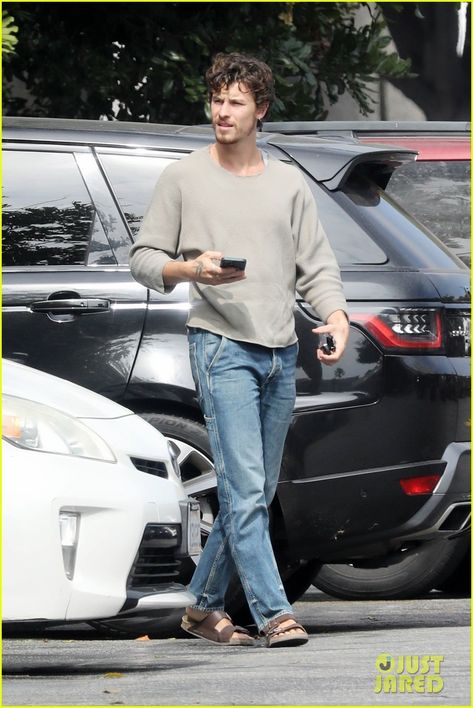 Shawn Mendes Shows, Shawn Mendes Wallpaper, Just Jared, Shawn Mendes, Running Errands, Celebrity News, New Look, Aura, Street Style