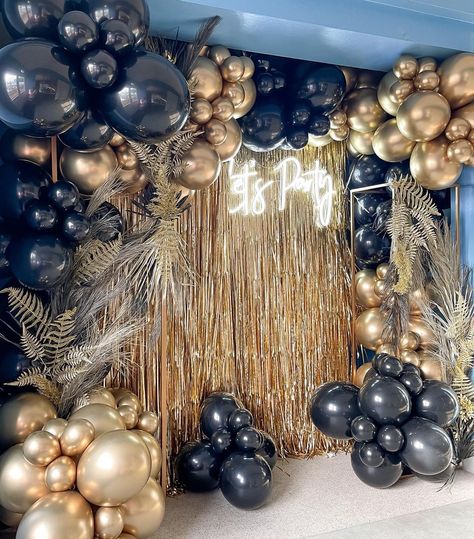 Black And Gold Backdrop With Balloons, Gatsby Themed Balloon Garland, Black Gold Silver Backdrop, Black And Gold Party, Golden And Black Balloon Decoration, Dessert Table Birthday Party, Black Golden Ballons Decoration, Black And Gold Party Decorations, Black Party Decorations