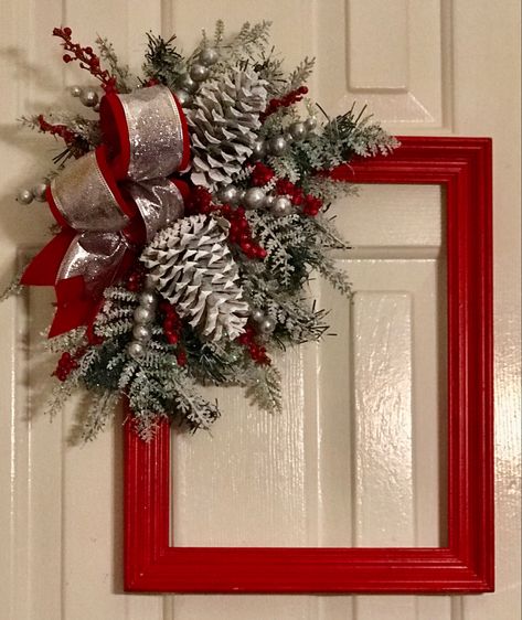 Christmas Frame Decorations, Picture Frame Door Hanger, Small Christmas Wreaths Diy, Christmas Frames For Photos, Christmas Picture Frame Ideas, Frame Wreath Christmas, Picture Frame Christmas Decor, Picture Frame Wreaths, Frame Christmas Wreath