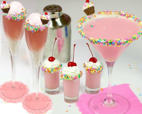 {VIDEO} Cupcake Cocktails & Mocktails: Funfetti Martini, Mimosa & Shots Cupcake Cocktails, Birthday Cake Martini, How To Make Cupcake, Cake Martini, Birthday Cake Shots, Popular Alcoholic Drinks, Best Non Alcoholic Drinks, Easy Alcoholic Drinks, Cake Shots