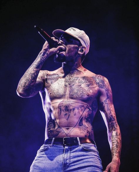 Chris Brown shirtless 😍 2019 tour Chris Brown Shirtless, Poster Above Bed, Chris Brown Photos, Chris Brown Art, Chris Brown Photoshoot, Chris Brown Style, Quincy Brown, Chris Brown And Royalty, Chris Brown Wallpaper