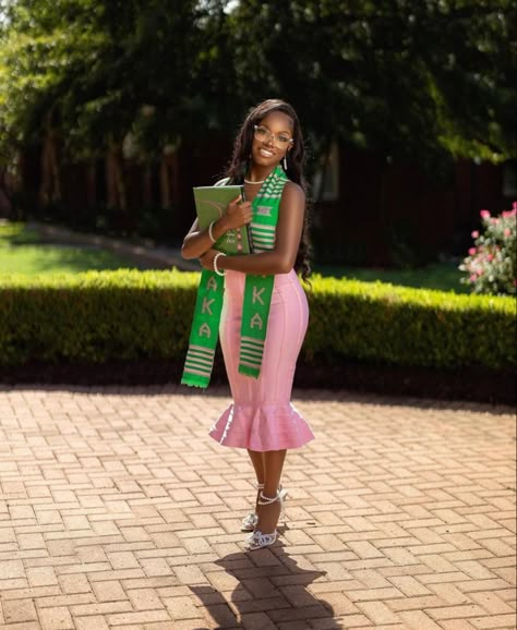 Aka Grad Chapter, Aka Graduation Photoshoot, First Day Out Aka, Alpha Kappa Alpha Graduation Pictures, Aka Sorority Pictures, Empress Photoshoot, Alpha Kappa Alpha Photoshoot, Aka Graduation Pictures, Aka Photoshoot Ideas