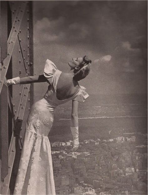 Harpers Bazaar 1939 -- model on the Eiffel Tower wearing Mainbocher. Cowgirl Fits, Taurus Rising, Guy Bourdin, Look Retro, Vintage Fashion Photography, 1930s Fashion, Poses References, Photo Vintage, The Eiffel Tower