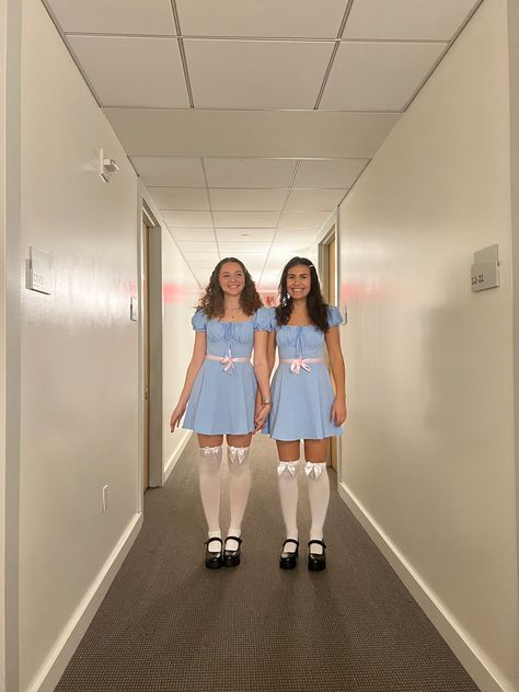 Halloween 2023 Costumes Duo, Bestie Custom Ideas, Creepy Twins Halloween Costumes, Cece And Jess Halloween Costume, The Shining Costume Twins, The Twins From The Shining, Twin Duo Costumes, Iconic Duo Dress Up Ideas, Evil Twins Halloween Costume