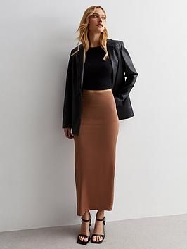 New Look Rust Slinky Jersey High Waist Midi Skirt Material Content: Main - ELASTANE 10%; Main - POLYESTER 90%; Washing Instructions: Machine Washable Midi Ribbed Skirt Outfit, Midi Brown Skirt Outfit, Brown Skirts Outfits, Light Brown Skirt Outfit, Brown Midi Skirt Outfit, Ribbed Skirt Outfit, Midi Skirt Boots, Brown Skirt Outfit, Apparel Aesthetic