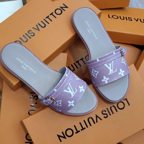 Lv Sandals, Lv Slides, Designer Slides Women, Lv Slippers, Louis Vuitton Heels, Trendy Slippers, Stylish School Bags, Designer Slides, Pretty Sandals