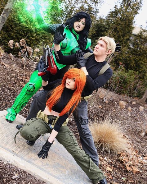 Kim possible, ron stoppable and shego Throuple Costumes, Badass Costumes For Women, Kim Possible Ron Stoppable, Creative Halloween Costumes For Women, Kim Possible Costume, Kim Possible And Ron, Comicon Costume, Ron Stoppable, Kim Possible Cosplay