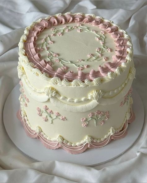 Pretty Sweet 16 Cakes, White Piped Cake, Cake Ideas 25th Birthday, Pretty In Pink Birthday Cake, Artsy Chic Cake, Pink And White Vintage Cake, Vintage Piped Cake, Decor For 18th Birthday, Cakes Aesthetic Birthday