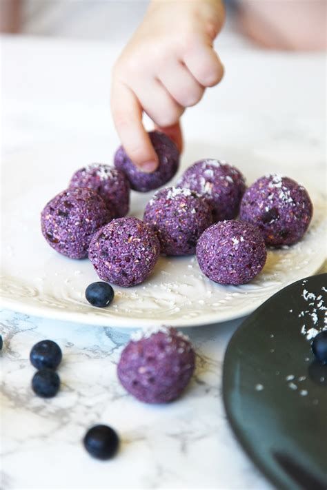 Berry Bliss Recipes Coconut Oats, Healthy Afternoon Snacks, Healthy Protein Snacks, Desiccated Coconut, Bliss Balls, Protein Ball, Balls Recipe, Healthy Protein, Fruit Snacks