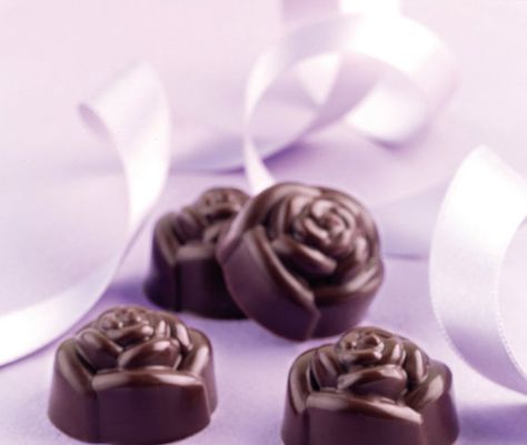 Rose Molds, Silicone Chocolate Molds, Diy Cooking, Chocolate Roses, Fudge Cake, Chocolate Bomb, Chocolate Decorations, Gourmet Chocolate, Candy Molds