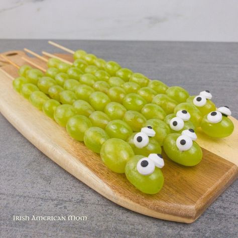 Grape Halloween Snack, Snake Themed Snacks, Snake Snacks For Kids, Green Snacks For Party, Green Food Board Ideas, Snake Cakes For Kids, Snake Party Ideas, Green Snacks For Color Party, Snake Snacks