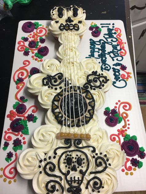 Coco cupcake guitar Dia De Los Muertos Party Ideas, Coco Birthday, Fiesta Birthday Party, Fiesta Theme, Fall Cakes, Fiesta Birthday, Mexican Party, Fiesta Party, 4th Birthday Parties