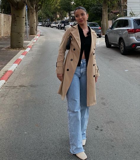 Trench coat and jeans outfit Coat And Jeans Outfit, Camel Trench Coat Outfit, Tan Trench Coat Outfit, Trench Coat And Jeans, Camel Trench Coat, Tan Trench Coat, Trench Coat Outfit, Woman Walking, Coat Outfit