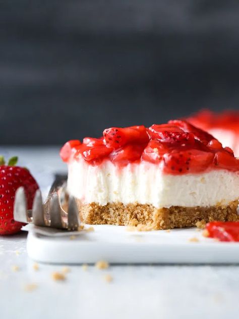 Strawberry Cheesecake Bars, Completely Delicious, Strawberry Cheesecake Recipe, Cheesecake Bar Recipes, Baked Strawberries, Easy No Bake Desserts, Strawberry Desserts, Cheesecake Bars, Strawberry Cheesecake