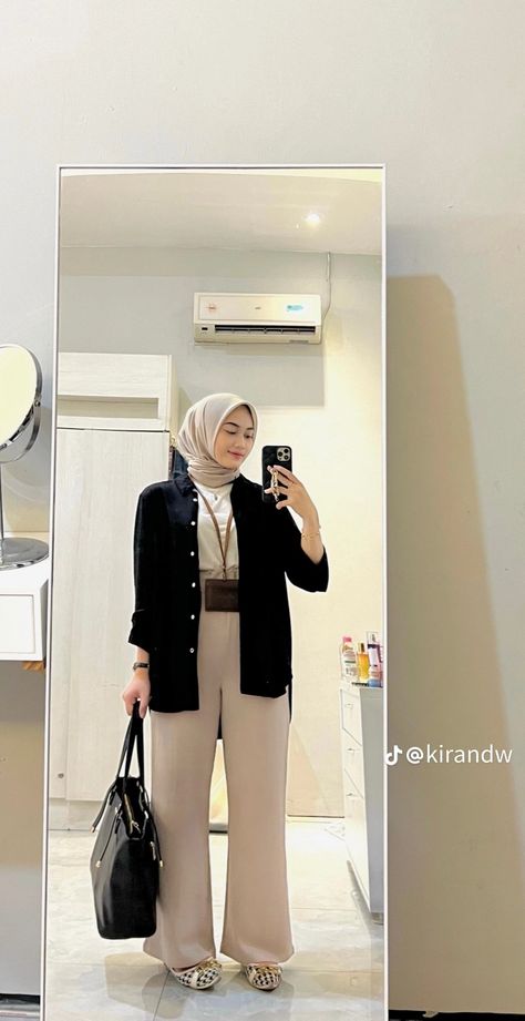 Hijab Style Office, Hijab Working Outfit, Casual Work Outfits Hijab, Hijab Outfit Work Offices, Ootd Lamar Kerja, Hijab Outfit For Work, Ootd Kerja Casual, Outfit Office Hijab, Office Look Hijab Casual