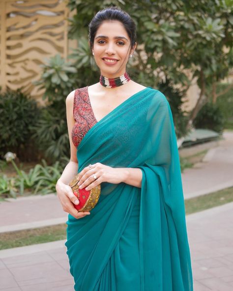 Modern Sarees, Mother Daughter Outfits, Modern Saree, Plain Saree, Simple Sarees, Gorgeous Blouses, Dress Indian, Beautiful Dress Designs, Pattu Saree