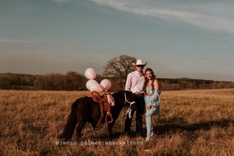 Western Baby Gender Reveal with pony + saddle Western Gender Reveal Photoshoot, Western Gender Reveal, Gender Reveal Photoshoot, Reveal Photoshoot, Themed Gender Reveal, Gender Reveal Photos, Western Baby, Western Babies, Baby Gender Reveal