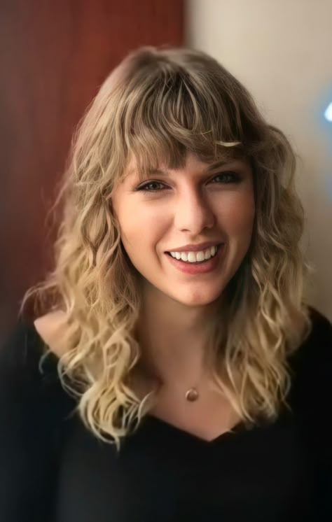 #taylorswift #taylor #smile Long Hair Natural Curls, Blonde Ringlets, Taylor Swift Hairstyles, Iconic Taylor Swift, Long Hair Natural, Short Long Hair, Twitter Video, Popsugar Beauty, Billboard Music