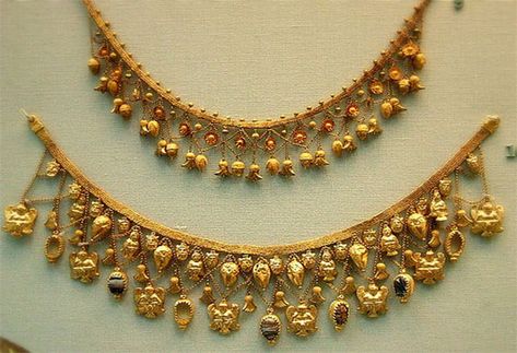 (Philippine) Pre-colonial Gold Necklace. Mindanao, Philippine Etruscan Jewelry, Ancient Jewels, Ancient Jewellery, Style Africain, Historical Jewellery, Ancient Jewelry, Art Antique, Gold Earrings Designs, Gold Necklace Designs