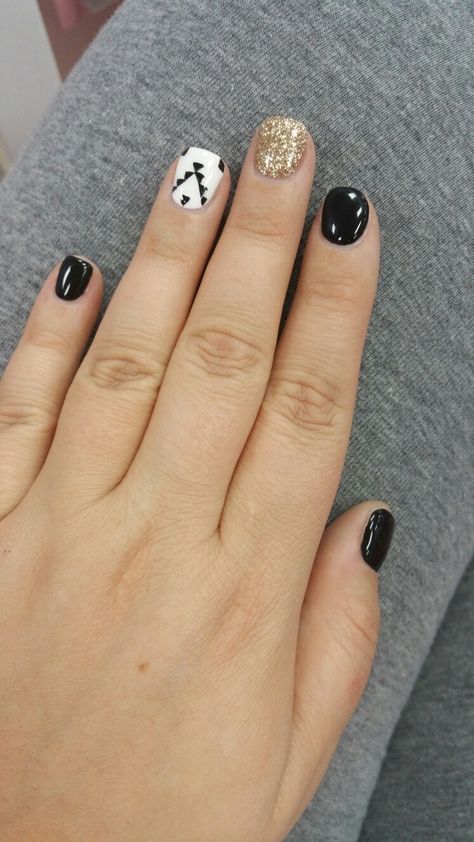 Nail art aztec black and white Black Aztec Nails, Aztec Nail Ideas, Black Western Nails, Nashville Nails Ideas, Aztec Nail Designs, Nails Western, Dots Nail Art, Aztec Nail Art, Country Acrylic Nails