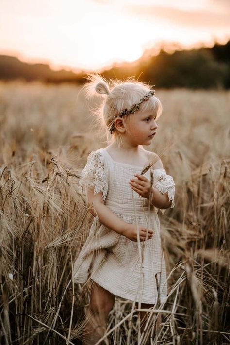 German Wedding, Toddler Photoshoot, Wedding Shooting, Fall Family Photo Outfits, Golden Hour Photography, Toddler Photos, Toddler Photography, Natural Wedding Photography, Wheat Field